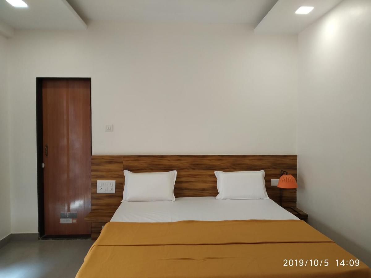Lotus Hotel Nagaon Beach Алібаґ Екстер'єр фото