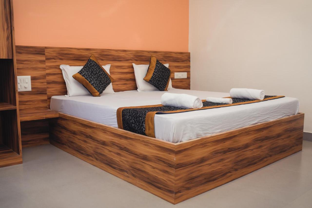 Lotus Hotel Nagaon Beach Алібаґ Екстер'єр фото