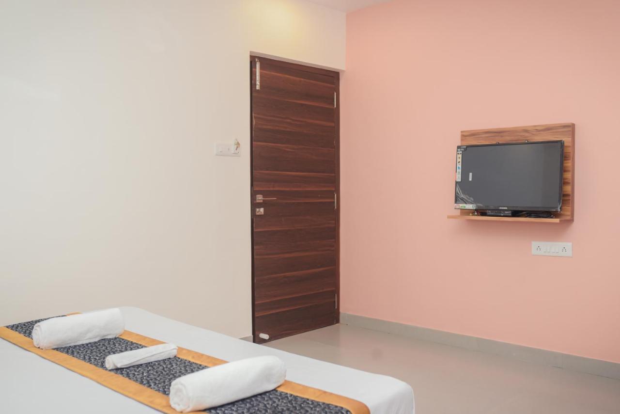 Lotus Hotel Nagaon Beach Алібаґ Екстер'єр фото