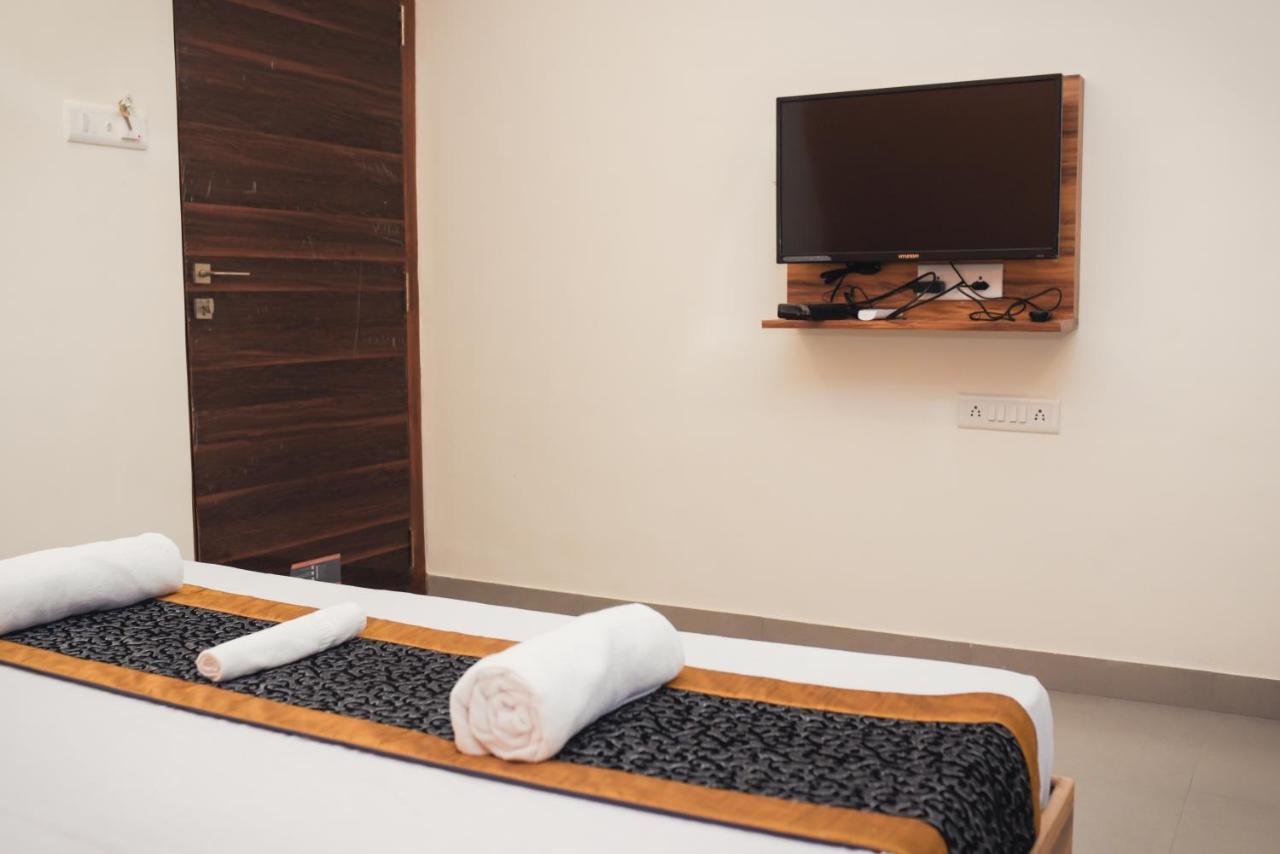 Lotus Hotel Nagaon Beach Алібаґ Екстер'єр фото