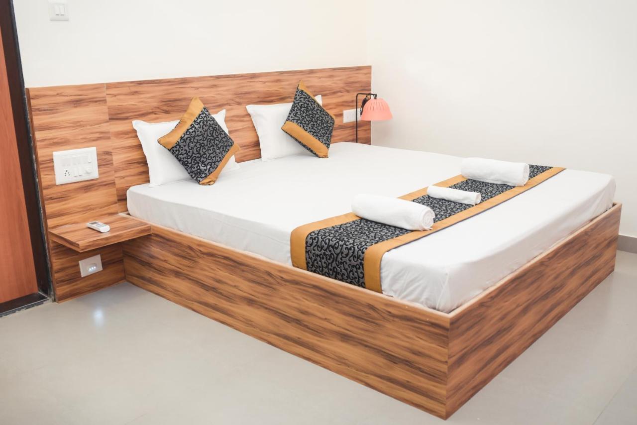 Lotus Hotel Nagaon Beach Алібаґ Екстер'єр фото
